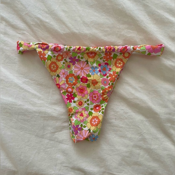Vibrant Floral Bikini - Picture 6 of 7